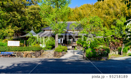 日輪寺つつじ公園「日輪寺全景風景」観光名所 93258189