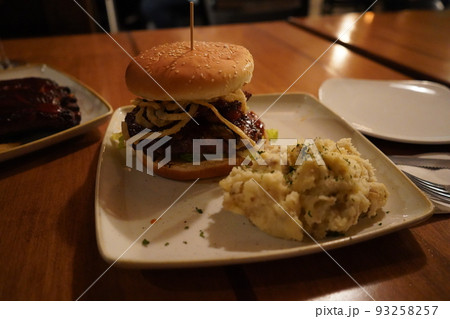 アメリカ　レストラン　ハンバーガー 93258257