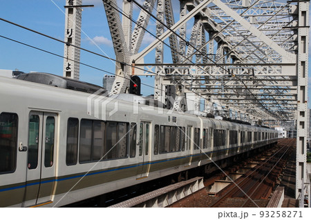 JR大阪環状線大正駅東側にある木津川橋梁 JR大阪環状線大正駅東側にある木津川橋梁 93258271