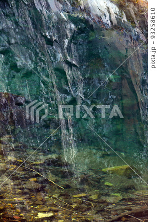 太古より創造された美しき地層の絶壁 93258610