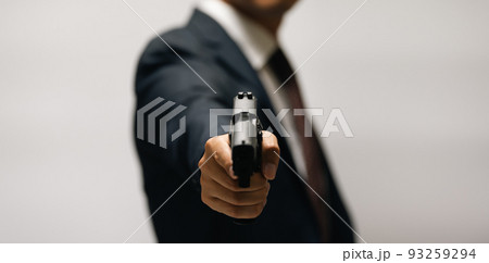 拳銃を構えるスーツの人物 拳銃を構えるスーツの人物 93259294