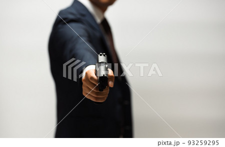 拳銃を構えるスーツの人物 拳銃を構えるスーツの人物 93259295