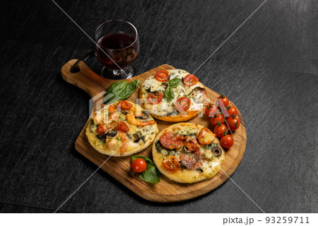 ミックスピザ　Italian delicious food mixture pizza 93259711