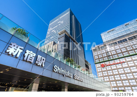 日本の東京都市景観 東京・新宿駅や高島屋などを望む 93259764