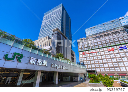 日本の東京都市景観 東京・新宿駅や高島屋などを望む 93259767