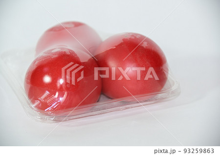 白い背景のトマト3個入りパック 白い背景のトマト3個入りパック 93259863
