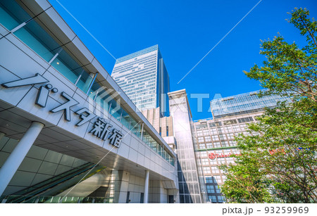 日本の東京都市景観 バスタ新宿や高島屋などを望む 93259969