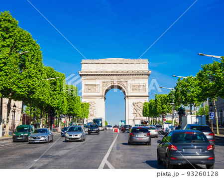 パリ　シャンゼリゼ通りと凱旋門　※一部ソフトフォーカス 93260128