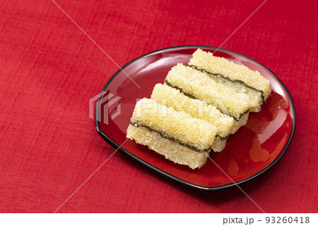 おせち料理その11_赤皿の子持ち昆布_背景赤 93260418