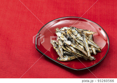 おせち料理その12_赤皿の田作り_背景赤 93260566