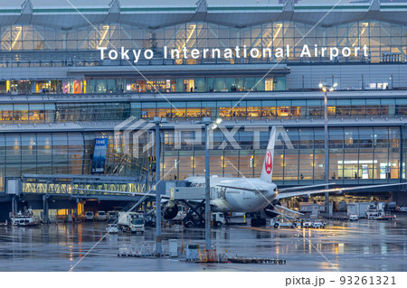 雨の羽田空港・夜景 雨の羽田空港・夜景 93261321