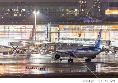 雨の羽田空港・夜景 雨の羽田空港・夜景 93261324