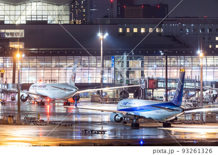 雨の羽田空港・夜景 93261326