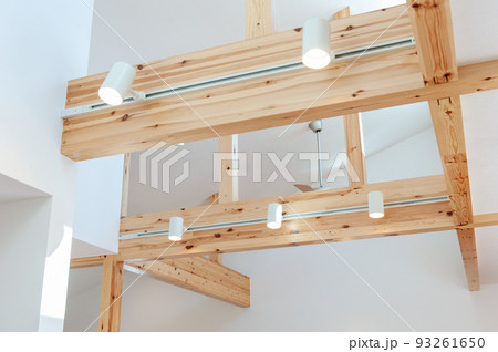 スポットライトを配置したリビングルームの木の梁 93261650