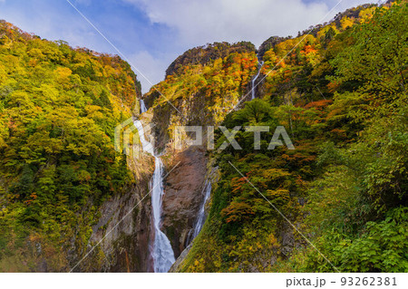 秋の富山 紅葉の称名渓谷 落差日本一の称名滝と幻のハンノキ滝 秋の富山 紅葉の称名渓谷 落差日本一の称名滝と幻のハンノキ滝 93262381