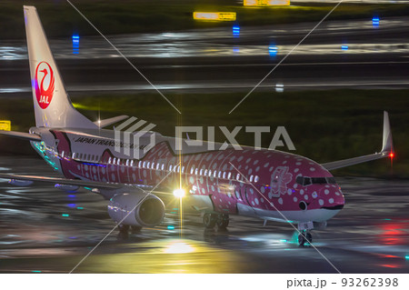 羽田空港に到着した飛行機・日本航空・ボーイング737 93262398