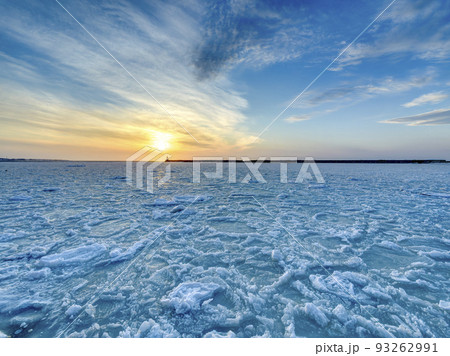 北海道・根室港に接岸した流氷 夕日 / Nemuro, Japan 北海道・根室港に接岸した流氷 夕日 / Nemuro, Japan 93262991