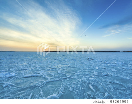 北海道・根室港に接岸した流氷 夕日 / Nemuro, Japan 北海道・根室港に接岸した流氷 夕日 / Nemuro, Japan 93262995