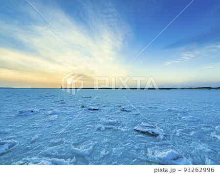 北海道・根室港に接岸した流氷 夕日 / Nemuro, Japan 北海道・根室港に接岸した流氷 夕日 / Nemuro, Japan 93262996