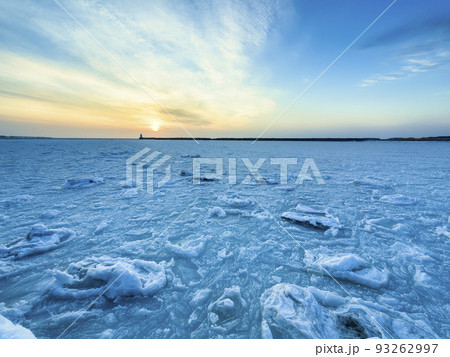 北海道・根室港に接岸した流氷 夕日 / Nemuro, Japan 北海道・根室港に接岸した流氷 夕日 / Nemuro, Japan 93262997
