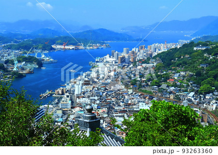 【広島県】晴天下の尾道の町並み 93263360