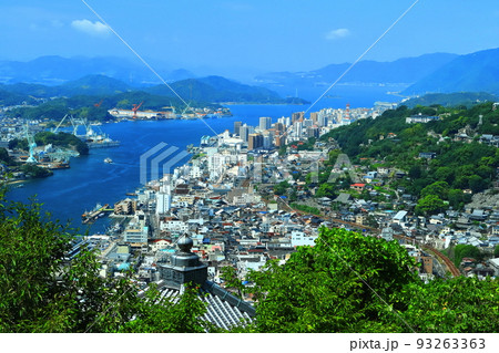 【広島県】晴天下の尾道の町並み 93263363