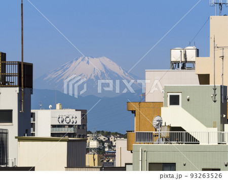 街中のビル群と富士山 93263526