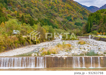秋の富山　立山駅周辺の紅葉　称名川 93263798