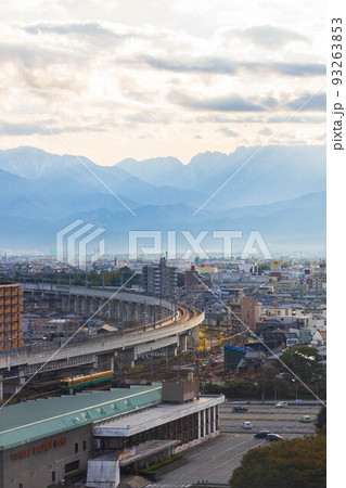 秋の富山　立山連峰から朝日が昇る富山市の朝　富山地鉄 93263853
