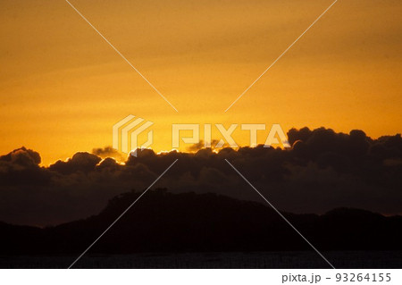 日の出の時間帯の写真素材 [93264155] - PIXTA