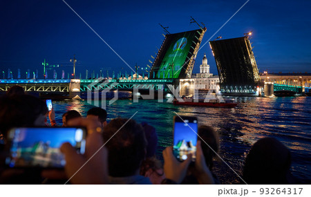 Russia, St. Petersburg, people who came to see the bridges being built shoot what is happening on their mobile phones 93264317