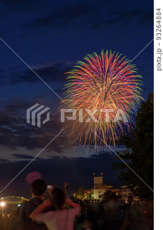 静岡の安倍川花火大会で見た空に映し出される花の火 静岡の安倍川花火大会で見た空に映し出される花の火 93264884