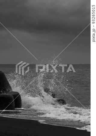 静岡 大浜海岸で見るテトラポットに打ち付ける波の写真素材