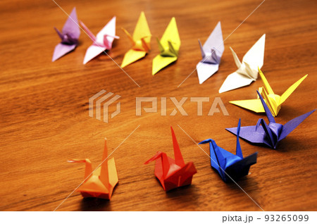 折り鶴で遊ぶ 93265099