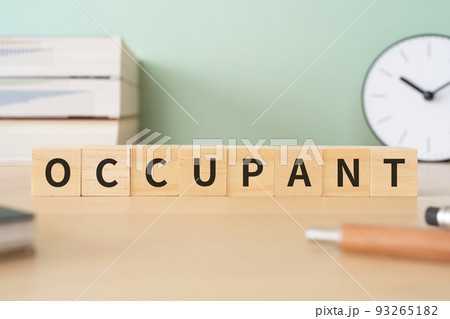 住人・居住者・占有者のイメージ｜「OCCUPANT」と書かれたブロックが置かれたデスク 93265182