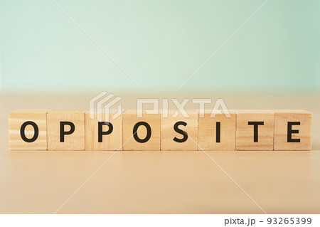 反対・逆のイメージ|「OPPOSITE」と書かれたブロック 反対・逆のイメージ|「OPPOSITE」と書かれたブロック 93265399