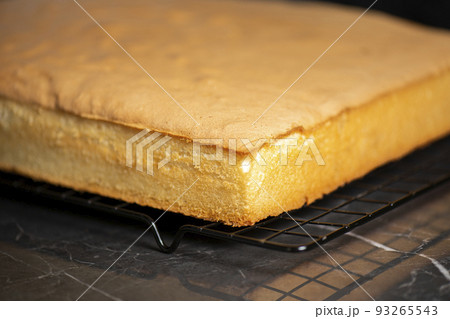 One-quarter size undecorated sponge cake slab 93265543