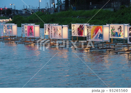 古利根川流灯まつり、薄暮の水上を照らす無数の流灯【埼玉県杉戸町】 93265560