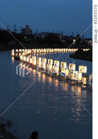 古利根川流灯まつり、水上を照らす無数の流灯【埼玉県杉戸町】 93265570