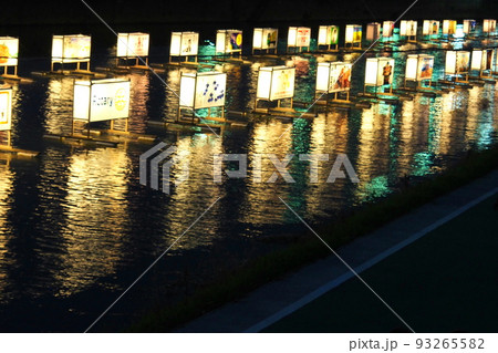 古利根川流灯まつり、水上を照らす無数の流灯【埼玉県杉戸町】 古利根川流灯まつり、水上を照らす無数の流灯【埼玉県杉戸町】 93265582