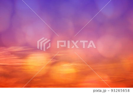 夕暮れにまどろむ木漏れ日、グラデーションが綺麗な秋の空 93265658