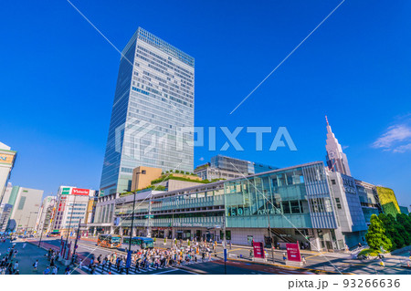 日本の東京都市景観 26万超2日連続過去最多。行動制限なし、新宿駅南口には多くの人出＝8月19日 93266636