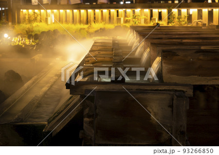 草津温泉　夜の湯畑　湯けむり　草津温泉湯畑 93266850