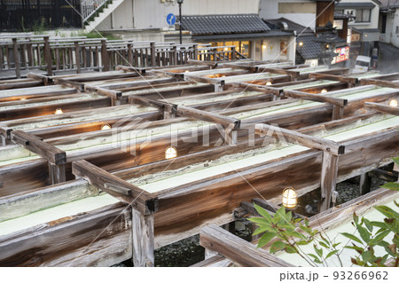 草津温泉 湯けむり 夕方の草津温泉湯畑 草津温泉 湯けむり 夕方の草津温泉湯畑 93266962