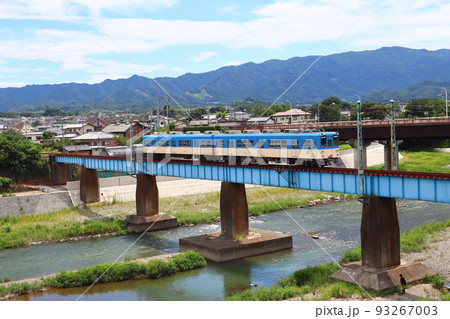 鏑川を渡る上信電鉄の電車 鏑川を渡る上信電鉄の電車 93267003
