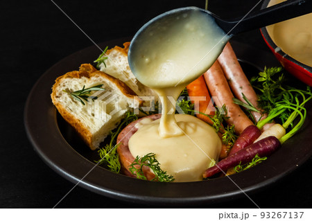 フランスのチーズ料理 アリゴ cheese and potato sauce (Aligot) 93267137