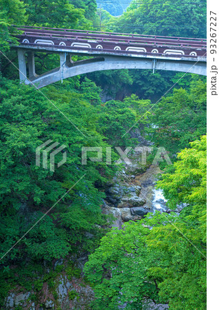 吹き割渓谷　千歳橋の眺め　初夏の風景 93267227