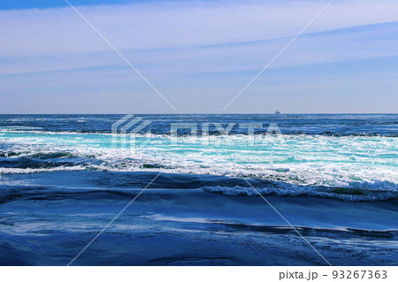 鳴門海峡の渦潮 93267363
