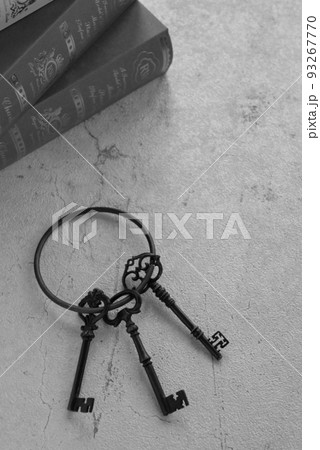アンティークな鍵と本【アンティークイメージ】 アンティークな鍵と本【アンティークイメージ】 93267770