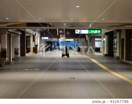 早朝の甲府駅構内 早朝の甲府駅構内 93267786